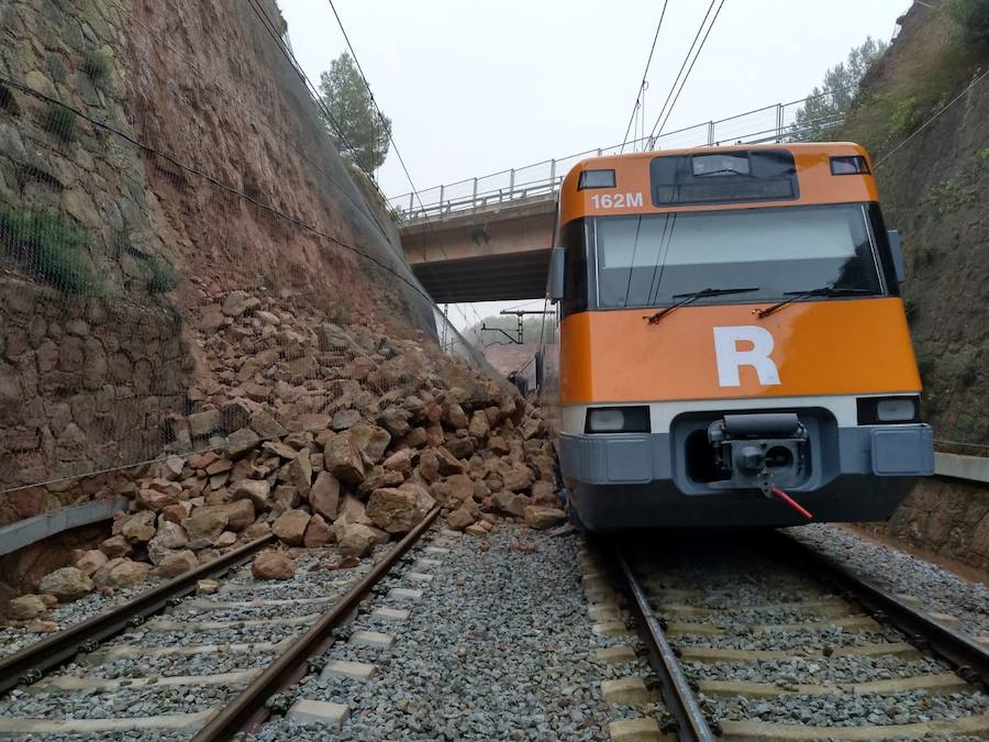 El servicio de Cercanías de Renfe se tiñó hoy de luto en Barcelona. Un tren de la línea 4, que cubría el tramo entre Manresa y Barcelona, descarriló poco después de las seis de la mañana, en el primer tren del día, a la altura de la localidad de Vacarisses (Barcelona), como consecuencia de la caída sobre la vía de tierra y piedras del talud.