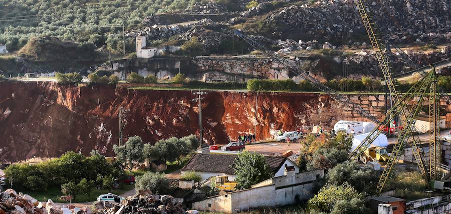 Un movimiento de tierras provocó el colapso de la vía, haciendo que varios vehículos cayeran al enorme socavón de una cantera de mármol 