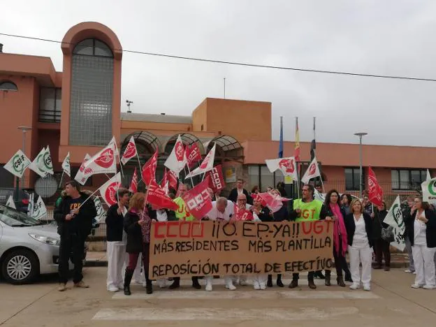 Concentración de trabajadores ayer en Alcuéscar. :: hoy
