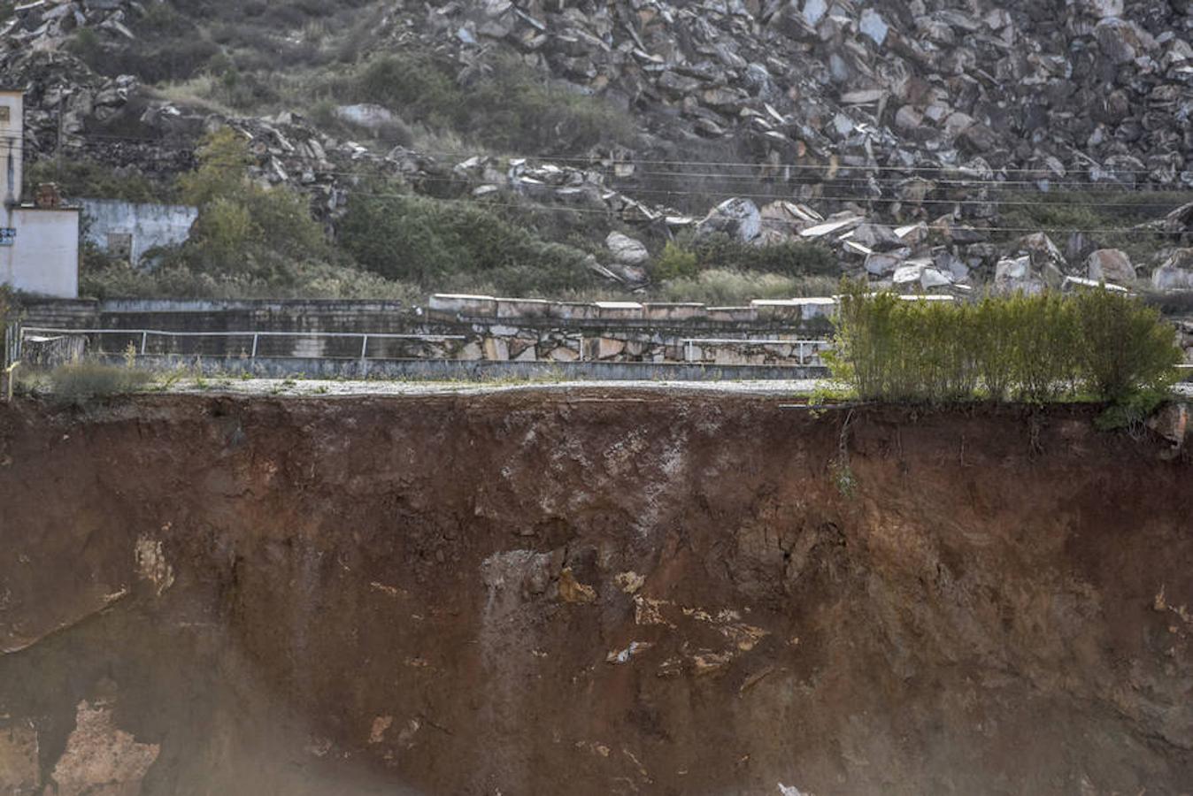 Los vehículos se despeñaron al desaparecer la carretera, que estaba protegida por un muro.