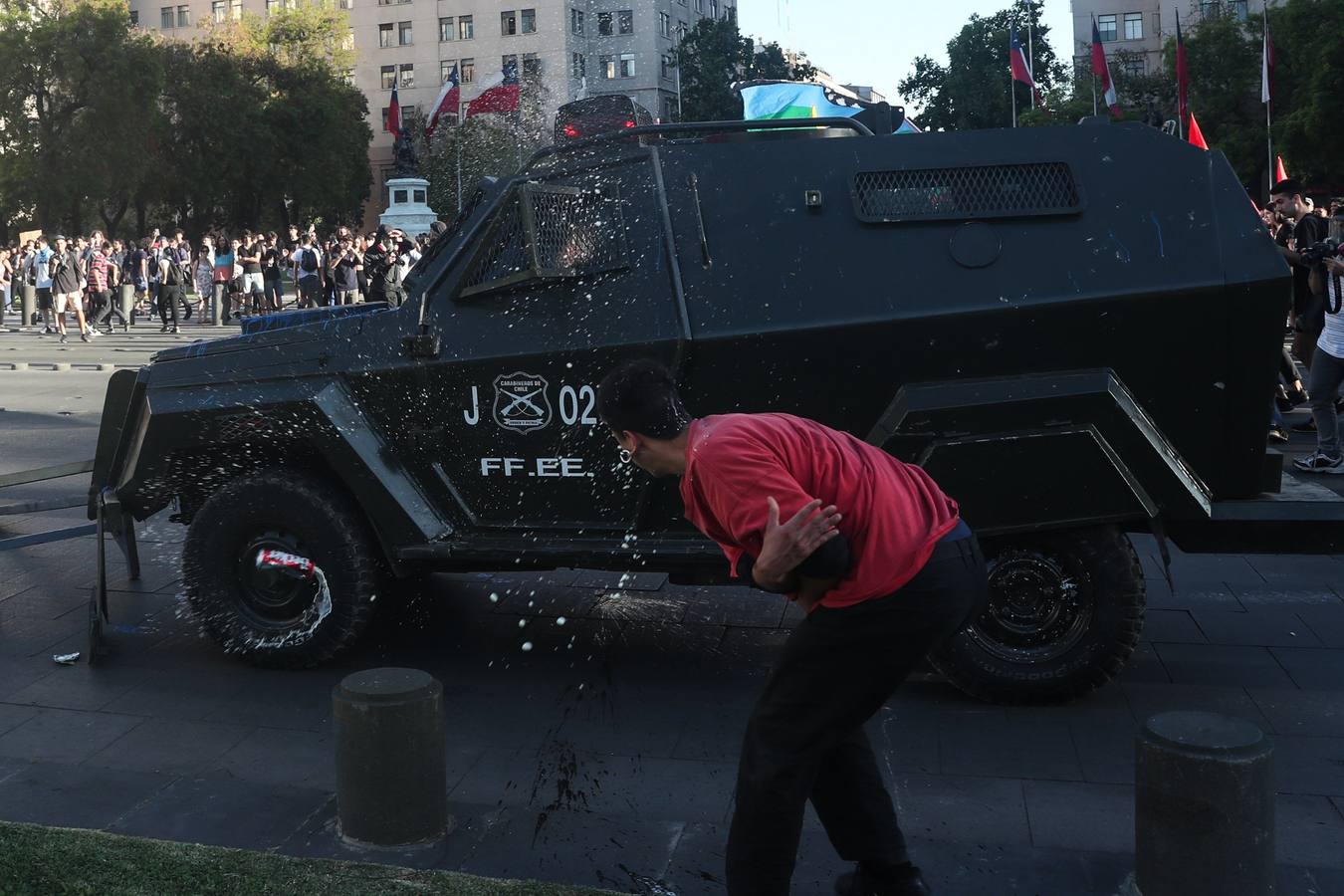 La muerte del mapuche Camilo Catrillanca, en la región de La Araucanía durante un operativo policial pusieron cuesta arriba la credibilidad de la institución y arrastró al Ejecutivo en uno de los sucesos más complejos ocurridos en esa zona. Chadwick descartó renunciar su cargo. «No voy a renunciar hasta entregarle más seguridad a las familias chilenas, salvo que el presidente Sebastián Piñera, me pida lo contrario», apuntó. 