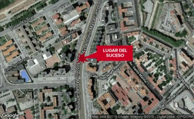 Un conductor ebrio choca con dos coches estacionados en la avenida Antonio Masa de Badajoz