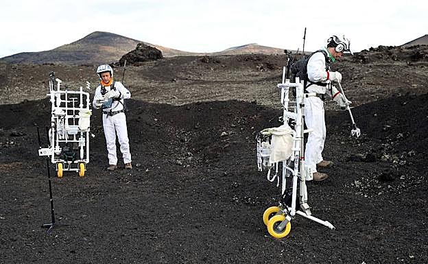 Miembros de la ESA actualizan la tecnología 'Apolo' en Lanzarote.
