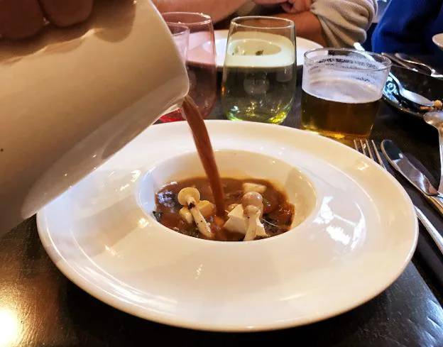 Sopa de mijo servida en el restaurante La Morocha de Cáceres. :: E.R.