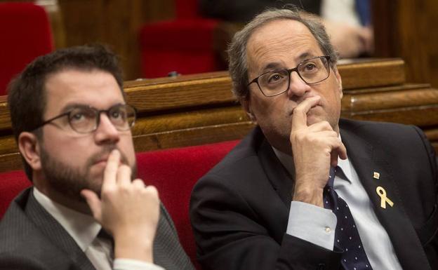 Pere Aragonès (ERC), junto al presidente Quim Torra (JxCat), durante la sesión en el Parlament del pasado jueves.