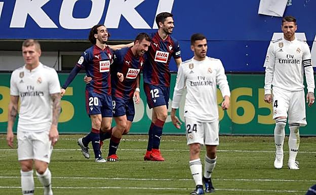 Los futbolistas del Eibar celebran uno de los tantos. 