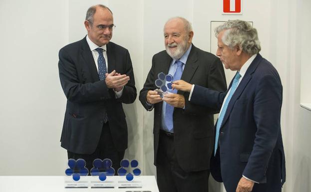 Jaume Duch, director general de la Dirección General de Comunicación del Parlamento Europeo (izq.), Diego Carcedo (centro) y Miguel Ángel Aguilar (dcha.), presidente y secretario general de la Asociación de Periodistas Europeos respectivamente.