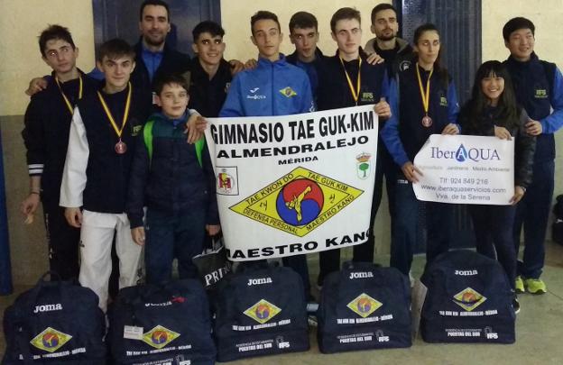 El equipo de combate, con sus cuatro bronces. :: hoy