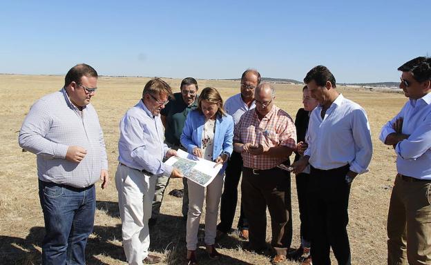 Visita a los terrenos del aeródromo realizada en 2015 por la alcaldesa y otros dirigentes del PP. :: 