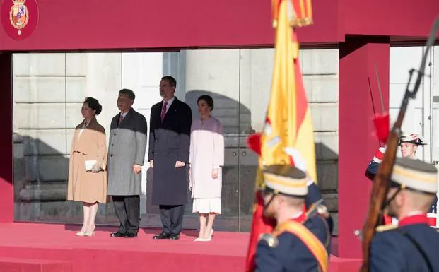 Imagen. Recibimiento de los Reyes al presidente chino. 