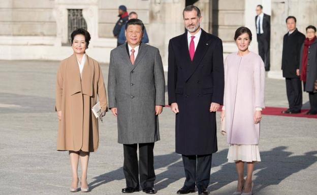 Los Reyes reciben al presidente de China y a su esposa en el Palacio Real.