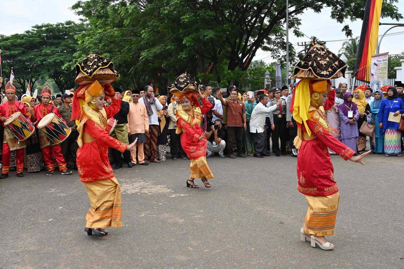 Los bailarines indonesios participan en el festival de arte y cultura Minangkabau 2018 en Batusangkar, Sumatra Occidental. La cultura se lleva a cabo en la regencia de Tanah Datar del 28 de noviembre al 2 de diciembre para impulsar la economía y el turismo