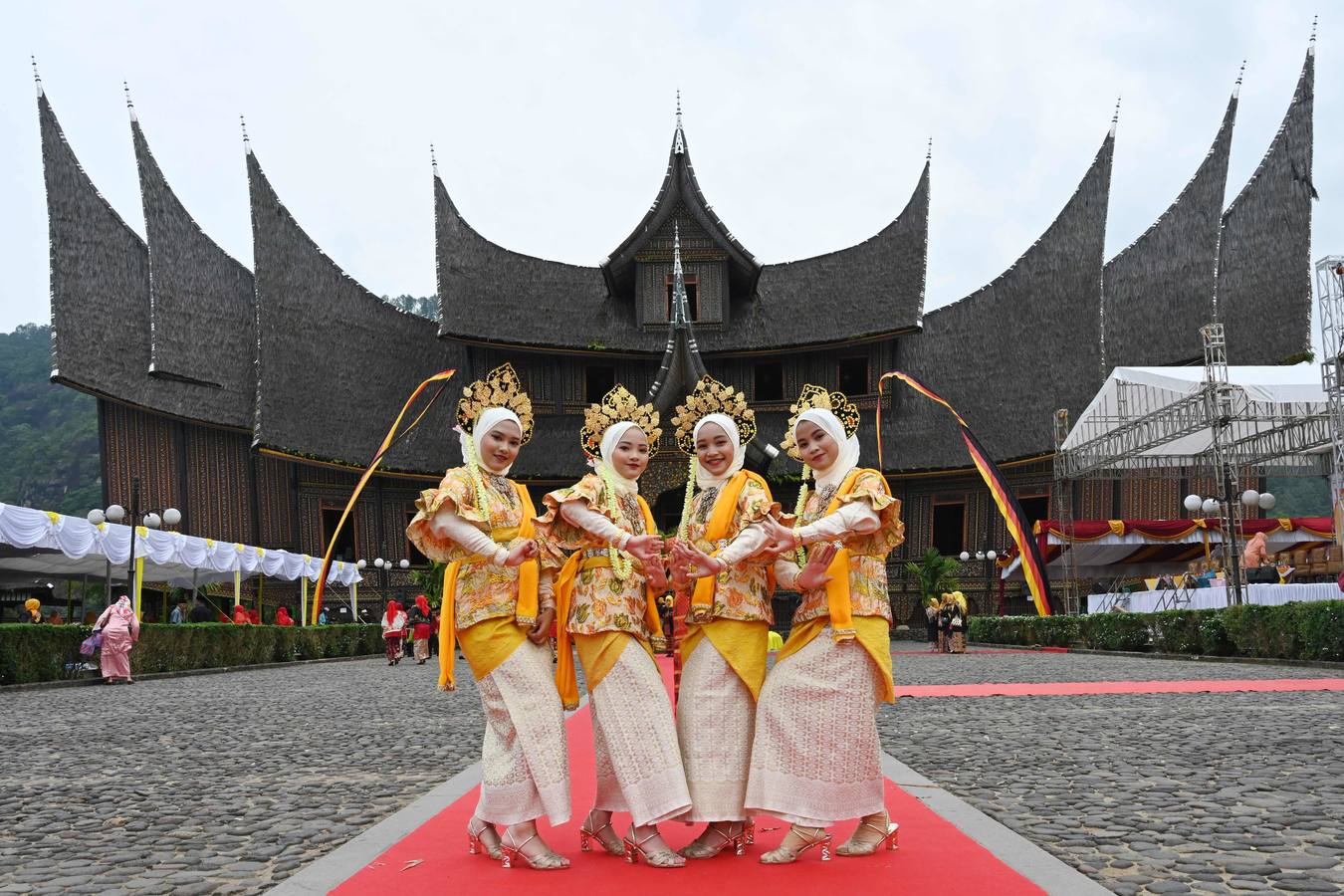 Los bailarines indonesios participan en el festival de arte y cultura Minangkabau 2018 en Batusangkar, Sumatra Occidental. La cultura se lleva a cabo en la regencia de Tanah Datar del 28 de noviembre al 2 de diciembre para impulsar la economía y el turismo