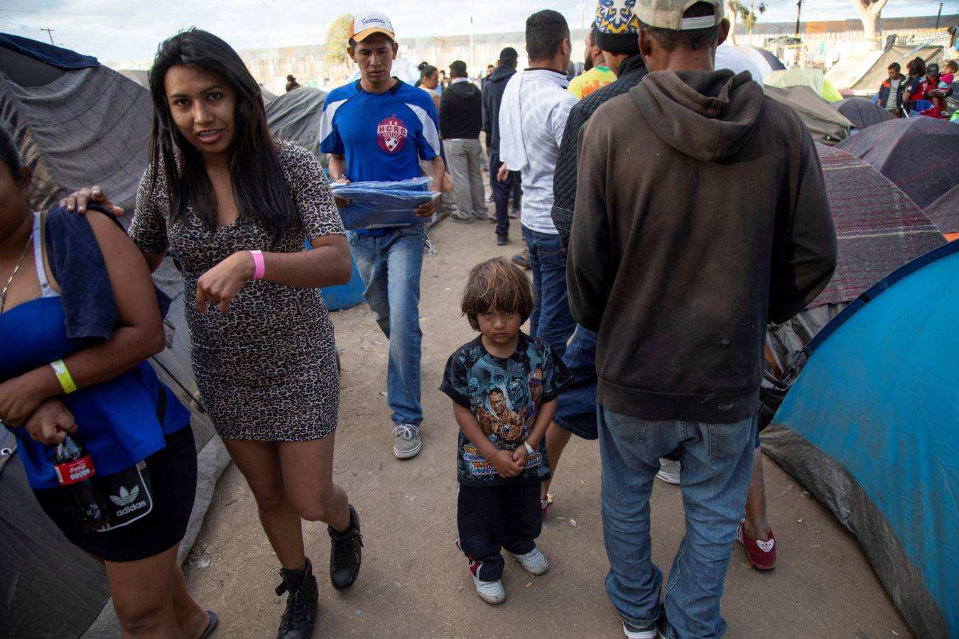 Los migrantes que entraron a México a finales de octubre y confluyeron en Tijuana en las últimas semanas, están cerca del punto crítico ante su hacinamiento en un albergue de esta ciudad fronteriza. Según autoridades mexicanas, unas 9.000 centroamericanos llegaron a México desde el 19 de octubre en distintos grupos, de los cuales más de 7.000 arribaron a Mexicali y Tijuana, estado de Baja California, para allí pedir asilo en Estados Unidos y otros 2.000 en otros lugares del país.