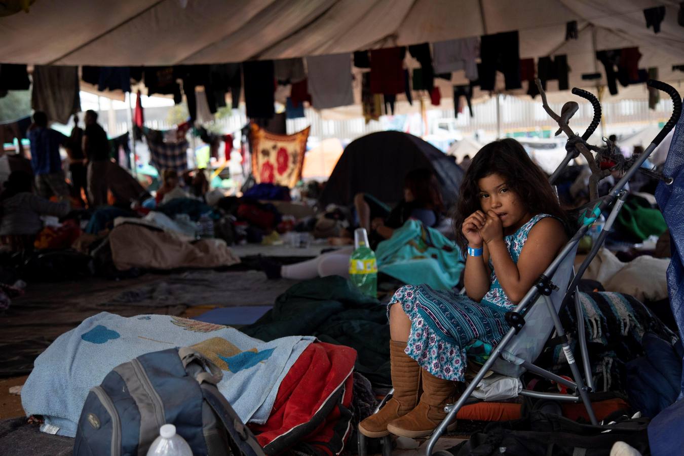 Los migrantes que entraron a México a finales de octubre y confluyeron en Tijuana en las últimas semanas, están cerca del punto crítico ante su hacinamiento en un albergue de esta ciudad fronteriza. Según autoridades mexicanas, unas 9.000 centroamericanos llegaron a México desde el 19 de octubre en distintos grupos, de los cuales más de 7.000 arribaron a Mexicali y Tijuana, estado de Baja California, para allí pedir asilo en Estados Unidos y otros 2.000 en otros lugares del país.