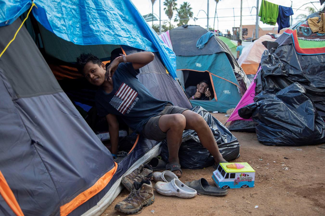 Los migrantes que entraron a México a finales de octubre y confluyeron en Tijuana en las últimas semanas, están cerca del punto crítico ante su hacinamiento en un albergue de esta ciudad fronteriza. Según autoridades mexicanas, unas 9.000 centroamericanos llegaron a México desde el 19 de octubre en distintos grupos, de los cuales más de 7.000 arribaron a Mexicali y Tijuana, estado de Baja California, para allí pedir asilo en Estados Unidos y otros 2.000 en otros lugares del país.