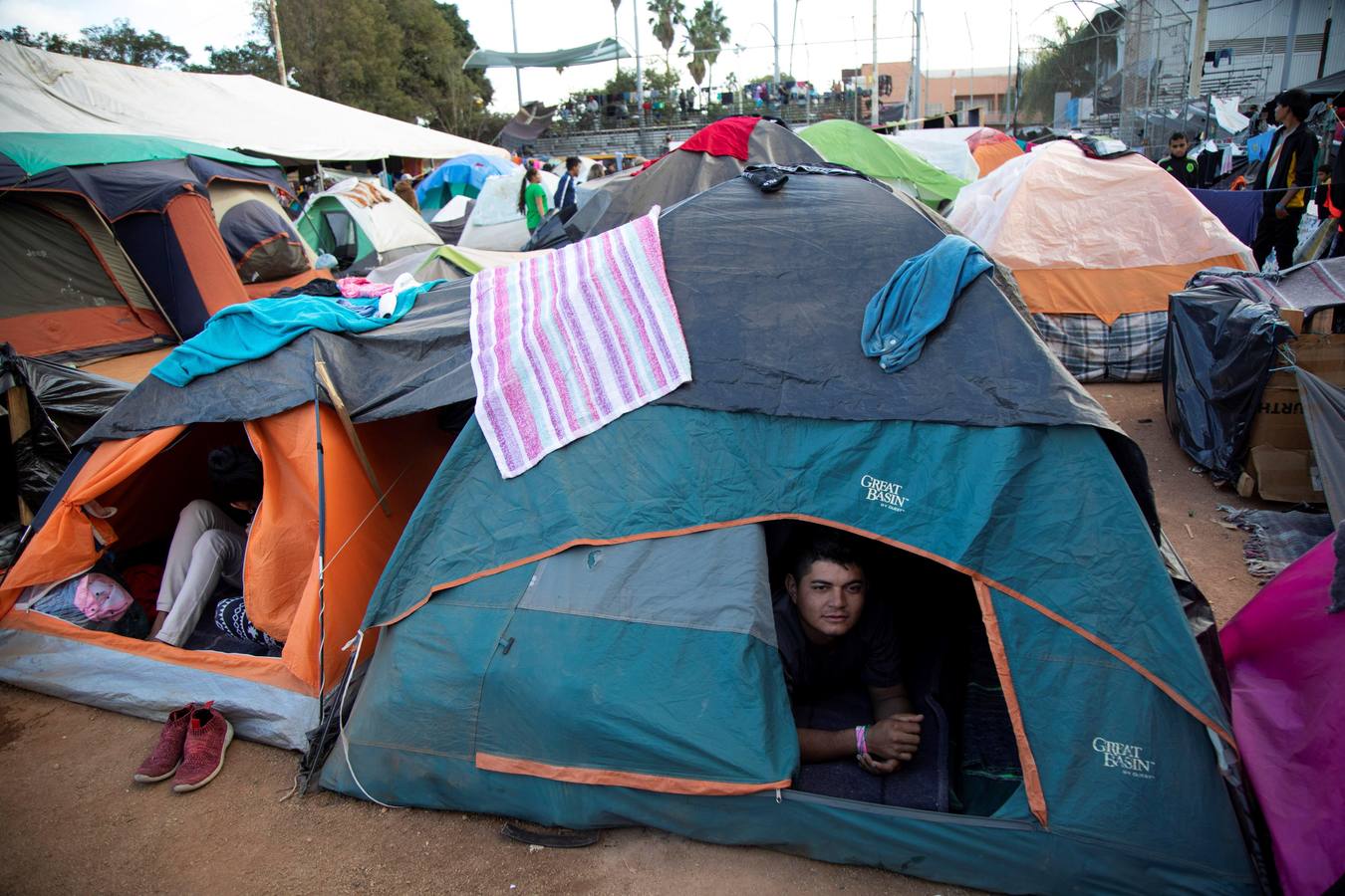 Los migrantes que entraron a México a finales de octubre y confluyeron en Tijuana en las últimas semanas, están cerca del punto crítico ante su hacinamiento en un albergue de esta ciudad fronteriza. Según autoridades mexicanas, unas 9.000 centroamericanos llegaron a México desde el 19 de octubre en distintos grupos, de los cuales más de 7.000 arribaron a Mexicali y Tijuana, estado de Baja California, para allí pedir asilo en Estados Unidos y otros 2.000 en otros lugares del país.