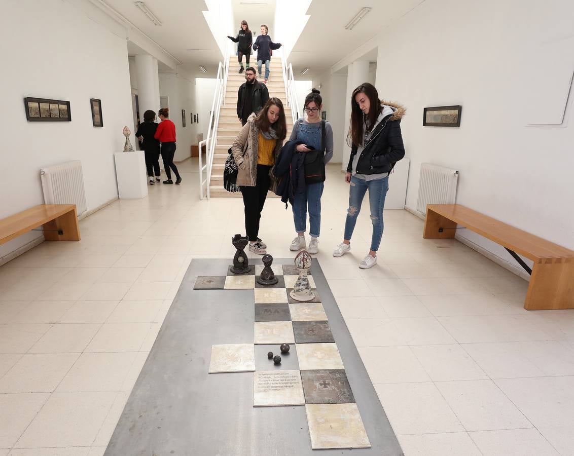 Exposición de Pura Martínez y Jairo González de cerámicas bajo el título de Jaque al Nenúfar. Son obras relacionadas con el juego del ajedrez sobre una inspiración de las flores del nenúfar. La exposición se inauguró el 23 de noviembre en la Escuela de Arte y Superior de Diseño de Mérida.
