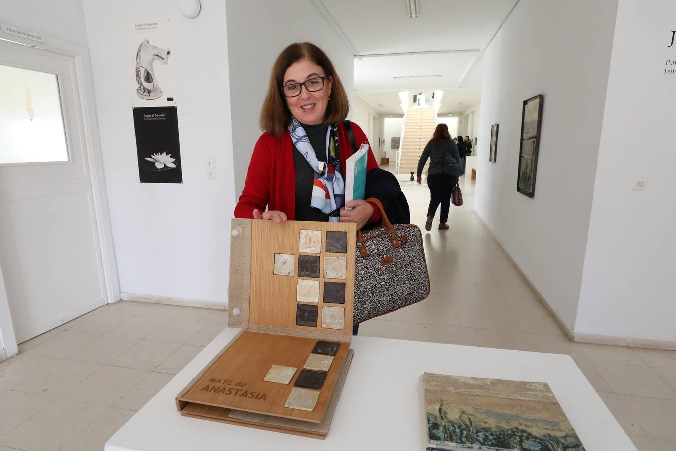 Exposición de Pura Martínez y Jairo González de cerámicas bajo el título de Jaque al Nenúfar. Son obras relacionadas con el juego del ajedrez sobre una inspiración de las flores del nenúfar. La exposición se inauguró el 23 de noviembre en la Escuela de Arte y Superior de Diseño de Mérida.