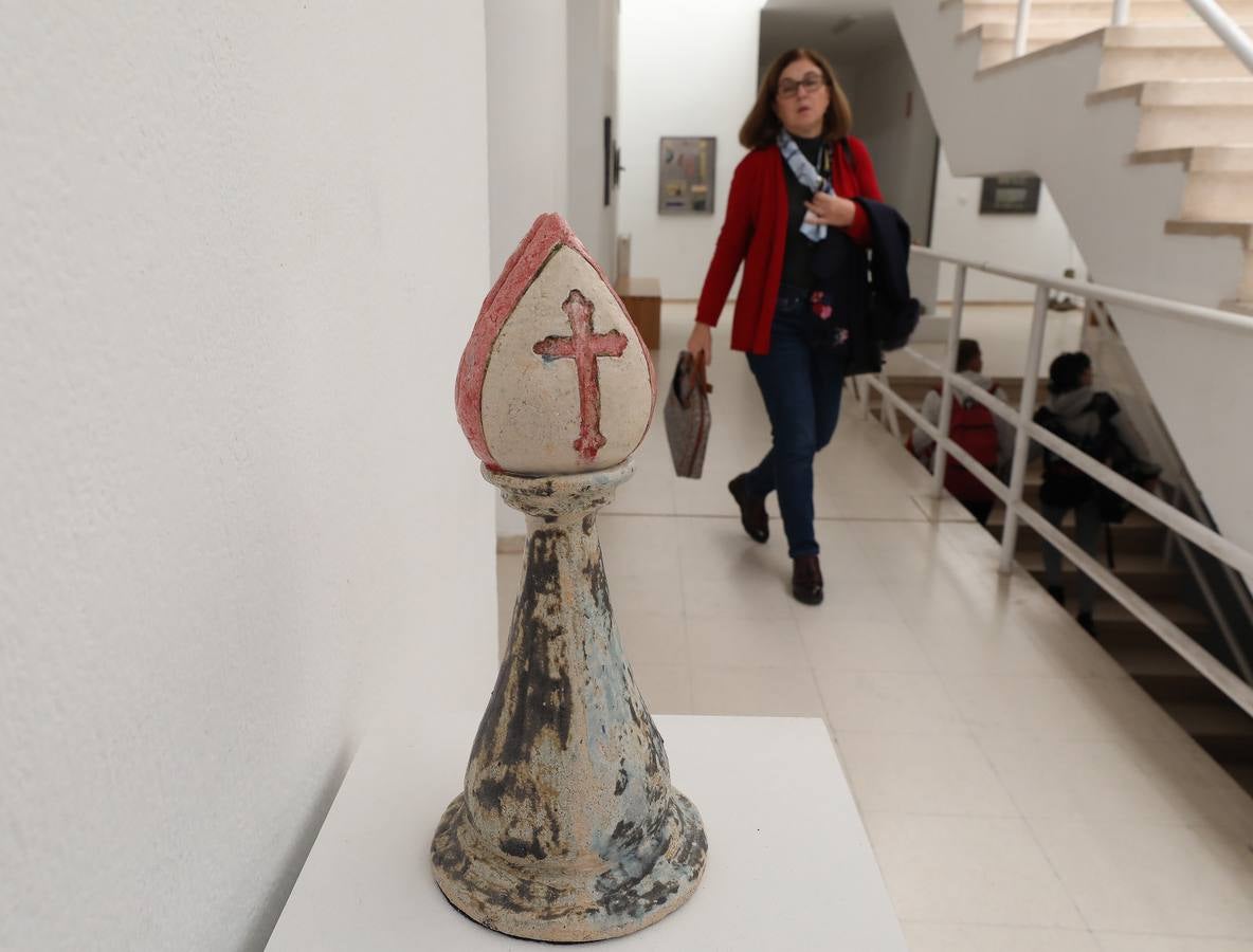 Exposición de Pura Martínez y Jairo González de cerámicas bajo el título de Jaque al Nenúfar. Son obras relacionadas con el juego del ajedrez sobre una inspiración de las flores del nenúfar. La exposición se inauguró el 23 de noviembre en la Escuela de Arte y Superior de Diseño de Mérida.