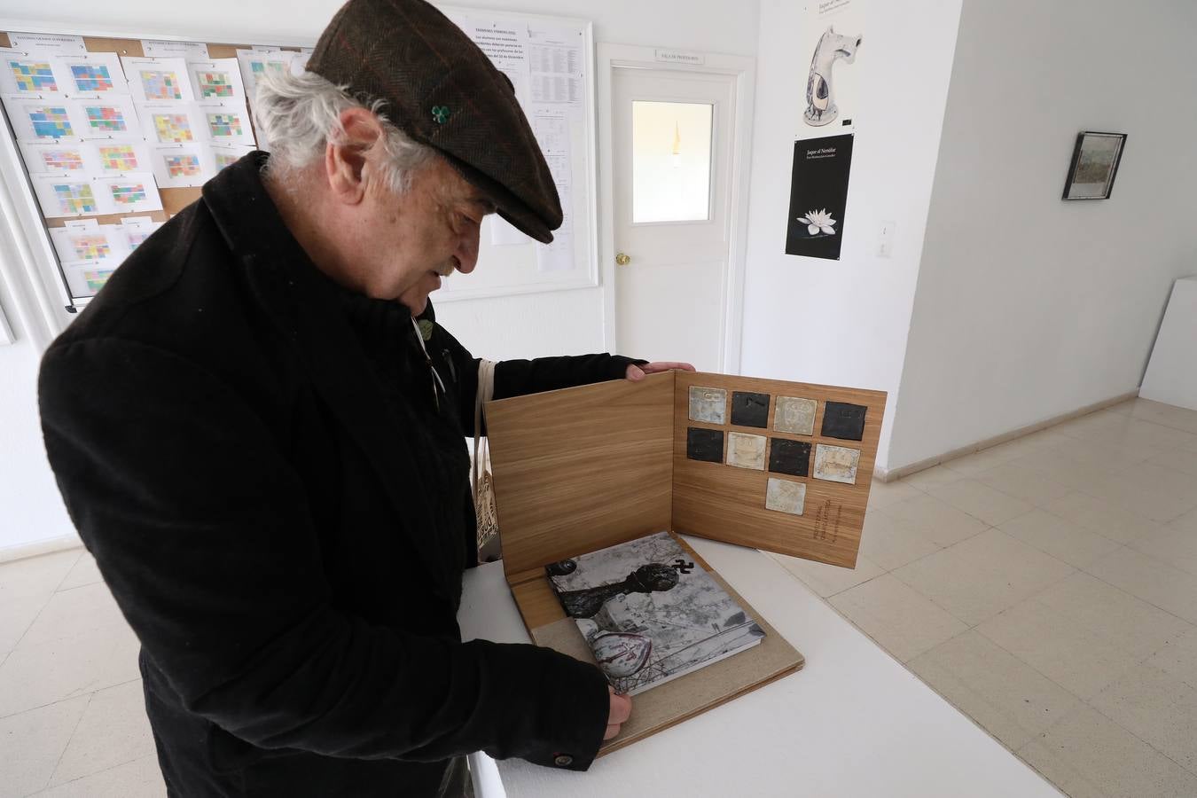 Exposición de Pura Martínez y Jairo González de cerámicas bajo el título de Jaque al Nenúfar. Son obras relacionadas con el juego del ajedrez sobre una inspiración de las flores del nenúfar. La exposición se inauguró el 23 de noviembre en la Escuela de Arte y Superior de Diseño de Mérida.