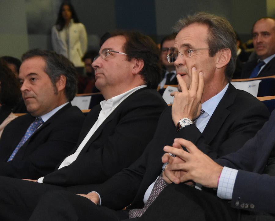 Fotos: I Jornada de Educación financiera de Caixabanc y HOY