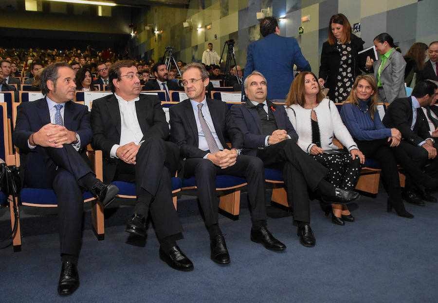 Fotos: I Jornada de Educación financiera de Caixabanc y HOY