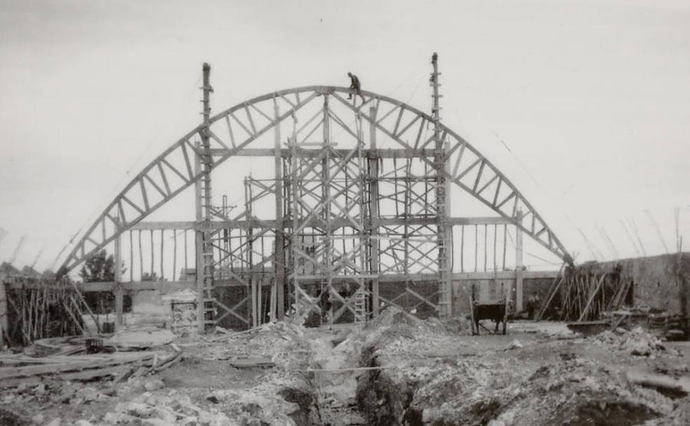 Un obrero jugándose la vida en la construccion de El Embarcadero, en 1957 . :: 