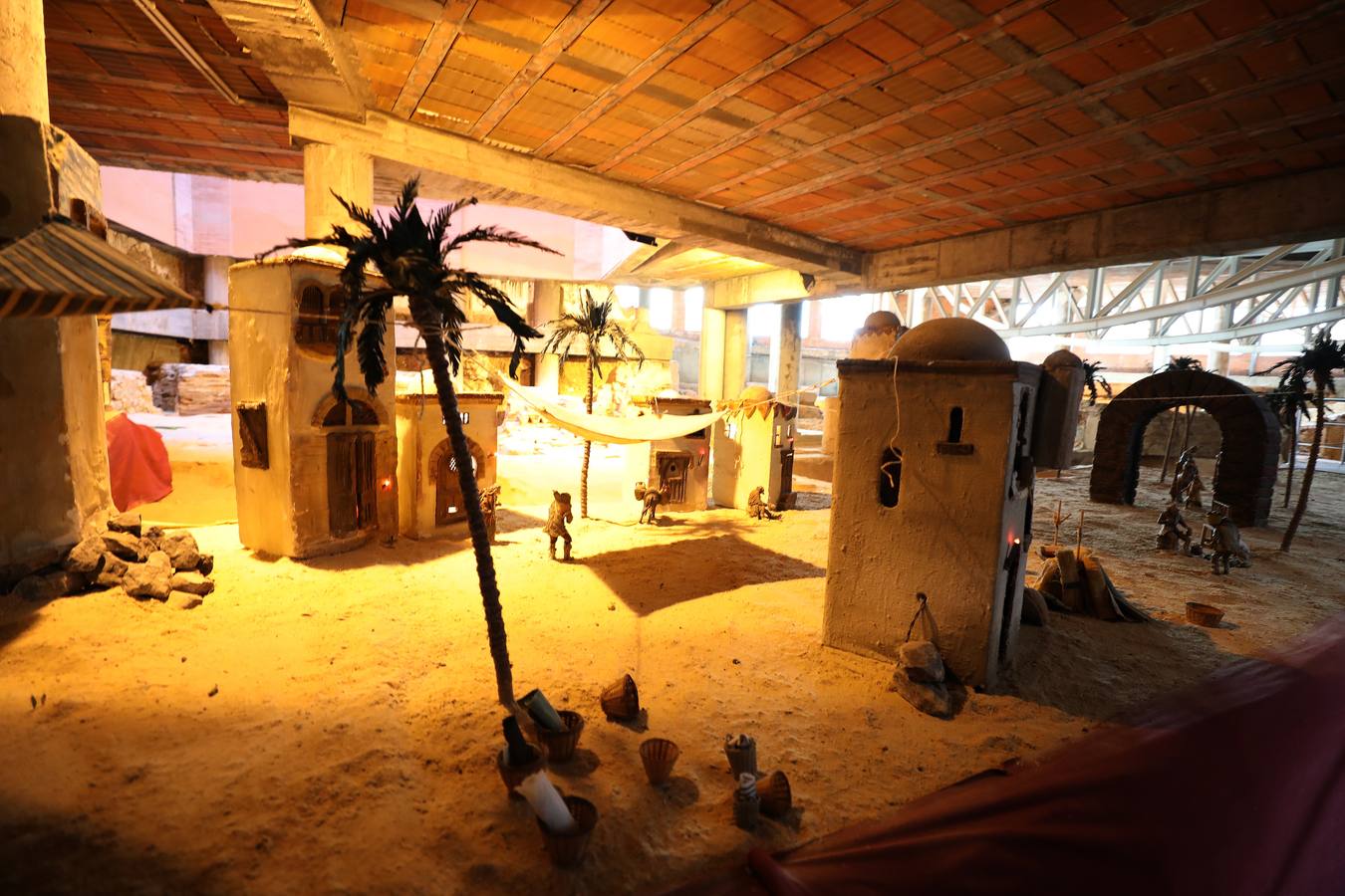 Hasta el próximo 6 de enero se puede visitar, en el Centro Cultural Alcazaba, el Belén Municipal que ha realizado, como todos los años, la asociación Belenistas de Mérida. Se inauguró ayer de forma oficial por su presidente, Ángel de las Heras, acto al que asistieron los concejales Carmen Yáñez, Pedro Blas Vadillo y Ana Aragoneses. El Belén se podrá visitar de lunes a viernes de 8 a 15 horas y de 17 a 20 horas. También los sábados, domingos y festivos, en horario de 17.30 a 20.30 horas. Consta de 240 figuras distribuidas en unos 170 metros cuadrados y está lleno de detalles y de escenas muy cuidadas.