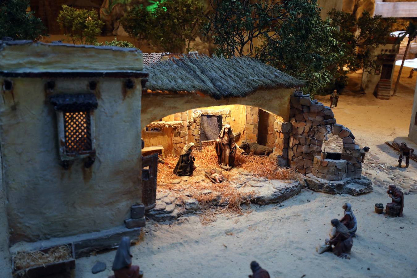 Hasta el próximo 6 de enero se puede visitar, en el Centro Cultural Alcazaba, el Belén Municipal que ha realizado, como todos los años, la asociación Belenistas de Mérida. Se inauguró ayer de forma oficial por su presidente, Ángel de las Heras, acto al que asistieron los concejales Carmen Yáñez, Pedro Blas Vadillo y Ana Aragoneses. El Belén se podrá visitar de lunes a viernes de 8 a 15 horas y de 17 a 20 horas. También los sábados, domingos y festivos, en horario de 17.30 a 20.30 horas. Consta de 240 figuras distribuidas en unos 170 metros cuadrados y está lleno de detalles y de escenas muy cuidadas.