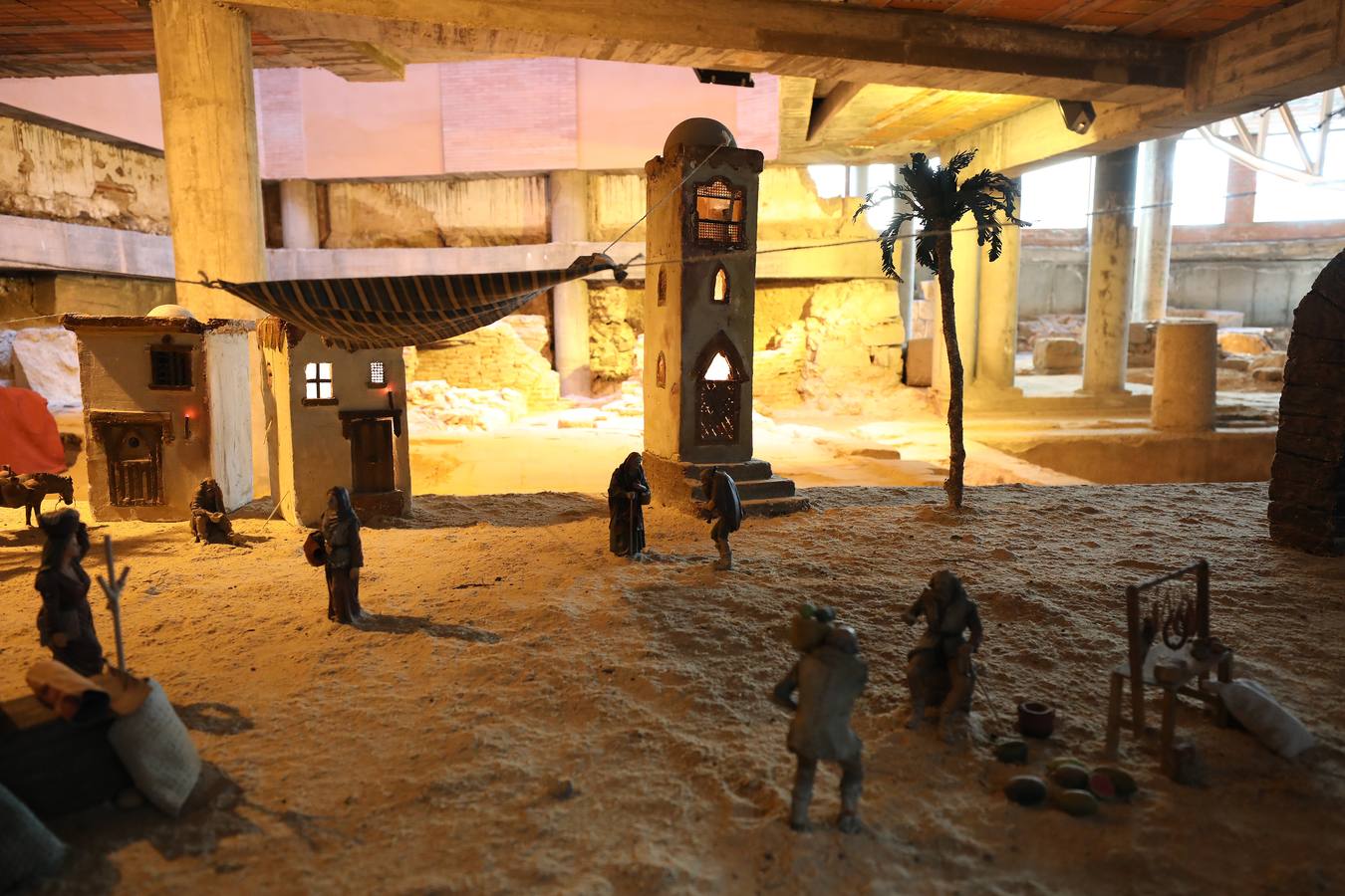 Hasta el próximo 6 de enero se puede visitar, en el Centro Cultural Alcazaba, el Belén Municipal que ha realizado, como todos los años, la asociación Belenistas de Mérida. Se inauguró ayer de forma oficial por su presidente, Ángel de las Heras, acto al que asistieron los concejales Carmen Yáñez, Pedro Blas Vadillo y Ana Aragoneses. El Belén se podrá visitar de lunes a viernes de 8 a 15 horas y de 17 a 20 horas. También los sábados, domingos y festivos, en horario de 17.30 a 20.30 horas. Consta de 240 figuras distribuidas en unos 170 metros cuadrados y está lleno de detalles y de escenas muy cuidadas.