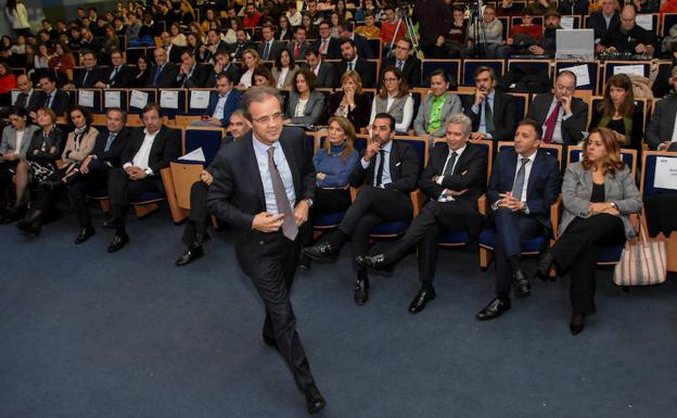 Jordi Gual Solé, presidente de CaixaBank, impartió una sesión didáctica