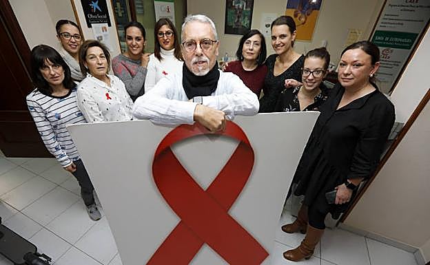 Trabajadoras del CAEX con Santiago Pérez en el centro. :: 