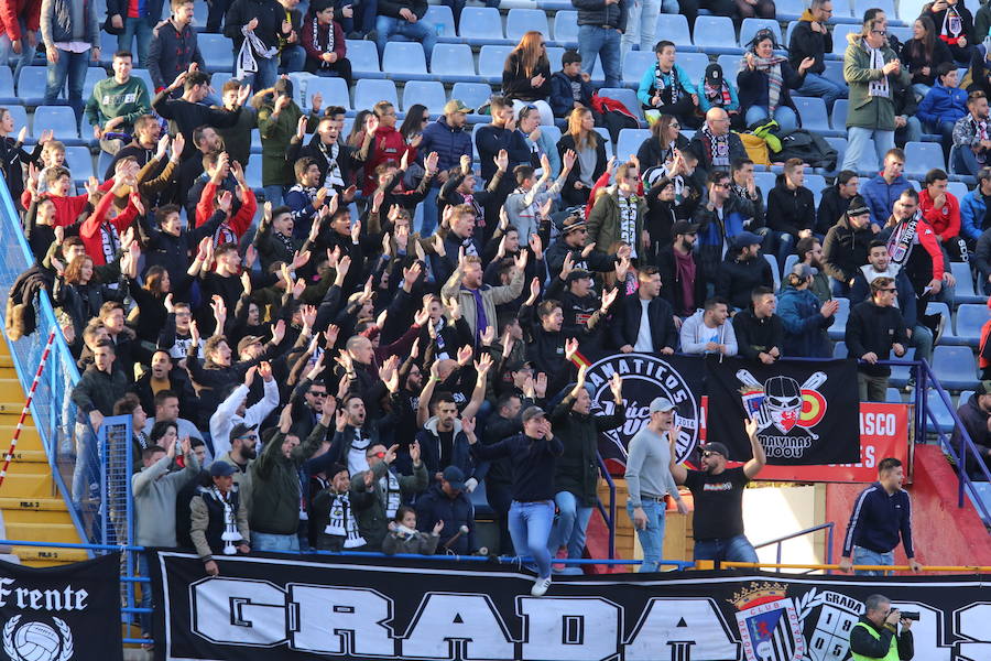 Imagen. Aficionados del Badajoz desplazados a Almendralejo:. 