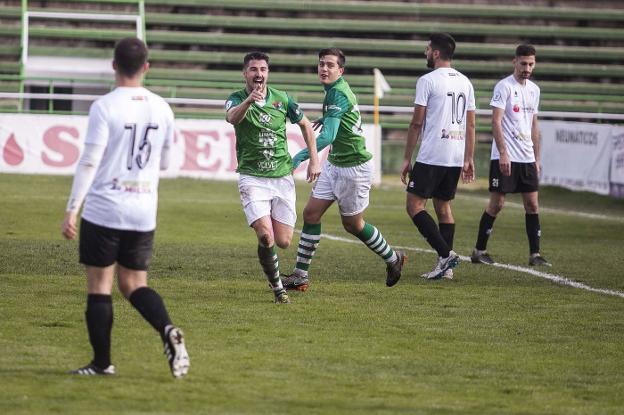 Collantes, bigoleador contra el Calamonte, celebra su segundo tanto del partido. :: JORGE REY