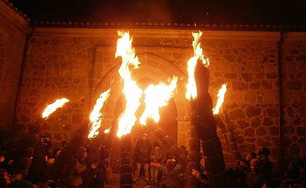 Imagen principal - Un puente para vibrar con la tradición, regresar al medievo y disfrutar de los sabores del ibérico