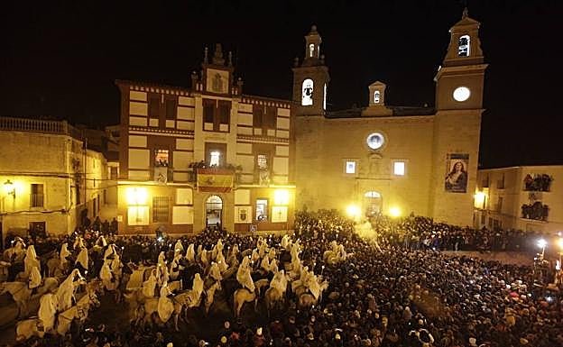 Imagen principal - Un puente para vibrar con la tradición, regresar al medievo y disfrutar de los sabores del ibérico