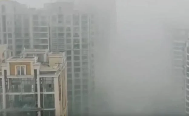 La niebla se apodera de una ciudad