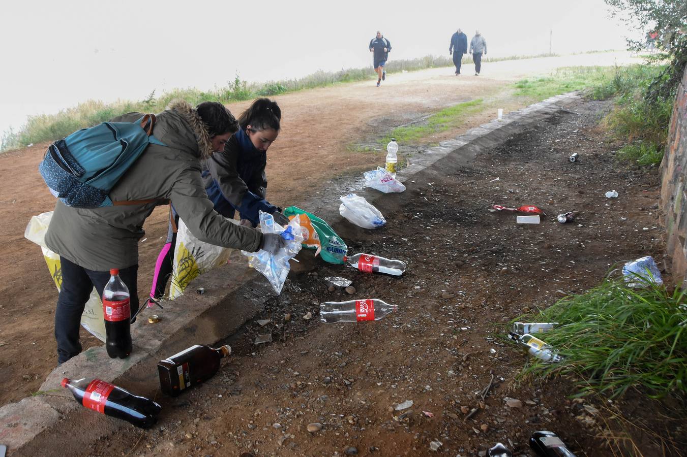 La Consejería de Media Ambiente organizó ayer una jornada con 200 voluntarios que limpiaron las orillas del río a su paso por Badajoz. Los participantes en esta acción se encontraron botellas de alcohol y envases de plástico bajo el puente Real. Los recogieron y dejaron la zona completamente despejada.