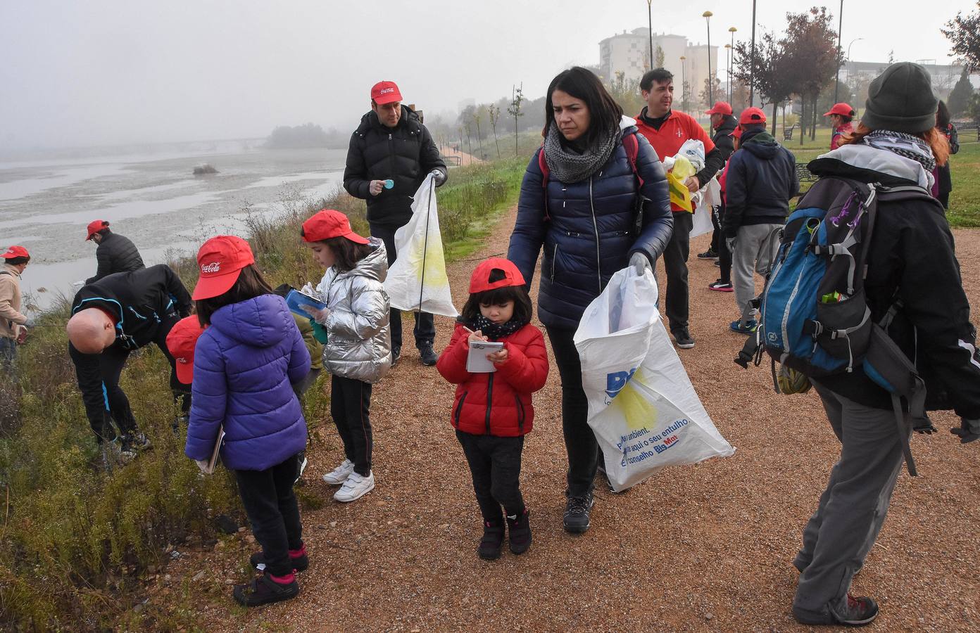 La Consejería de Media Ambiente organizó ayer una jornada con 200 voluntarios que limpiaron las orillas del río a su paso por Badajoz. Los participantes en esta acción se encontraron botellas de alcohol y envases de plástico bajo el puente Real. Los recogieron y dejaron la zona completamente despejada.