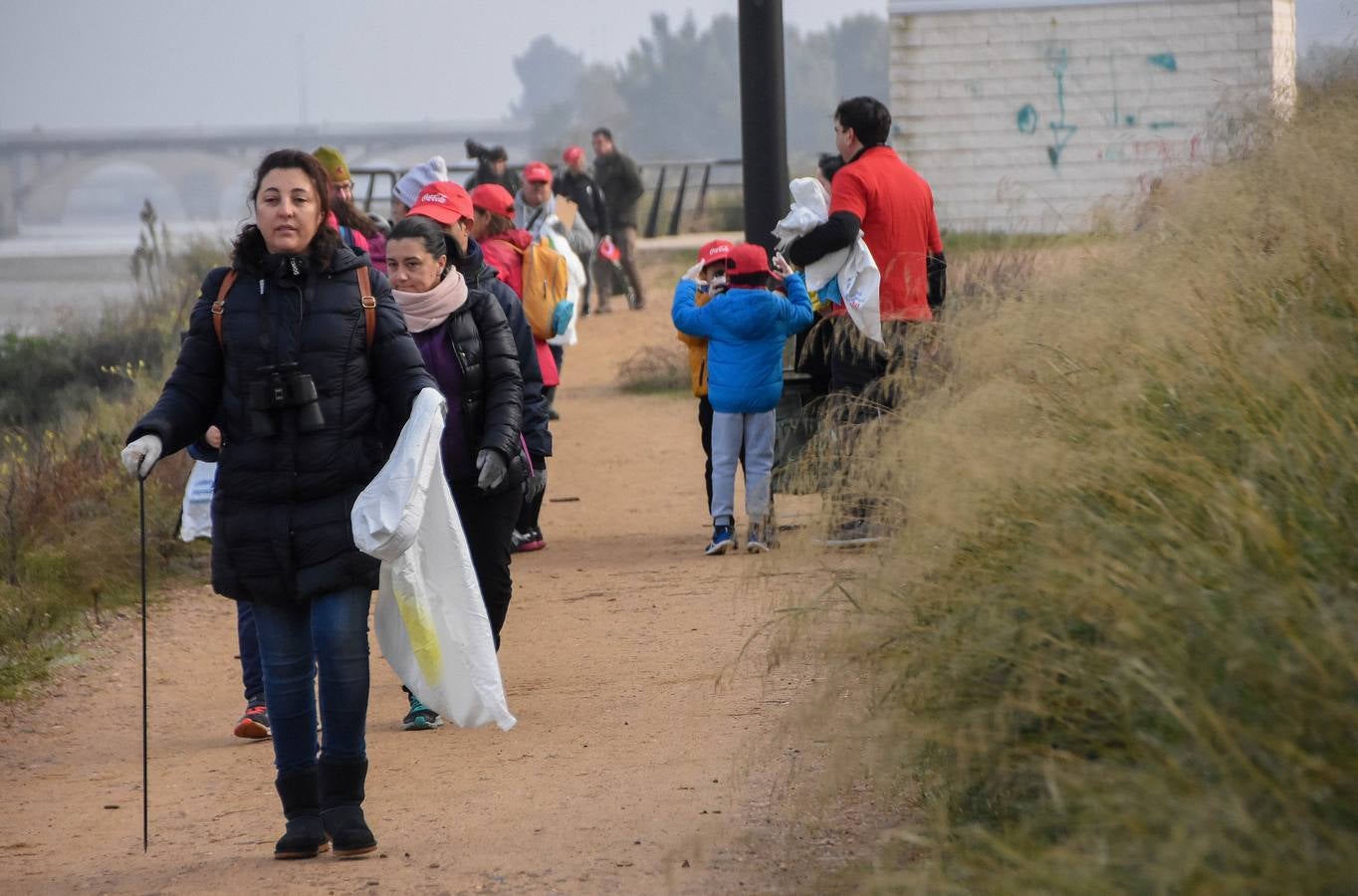 La Consejería de Media Ambiente organizó ayer una jornada con 200 voluntarios que limpiaron las orillas del río a su paso por Badajoz. Los participantes en esta acción se encontraron botellas de alcohol y envases de plástico bajo el puente Real. Los recogieron y dejaron la zona completamente despejada.