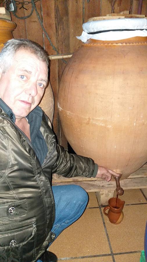 La Asociación de Pitarreros de la Vera explica cómo producir buenos caldos artesanales