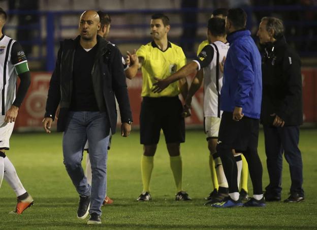 Nafti se vuelve contrariado, mientras los jugadores del Badajoz protestan al árbitro. :: J. M. ROMERO