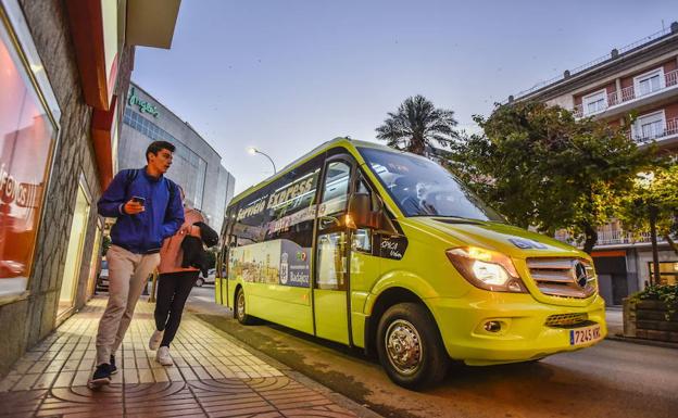 Una de las líneas de servicio exprés en la avenida de Huelva.