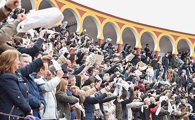 Tendidos de la plaza de toros de Olivenza durante una corrida de la última feria. 