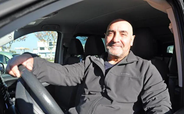 Manuel Torrado es taxista en la localidad pacense de Ruedas, entidad menor de Don Benito