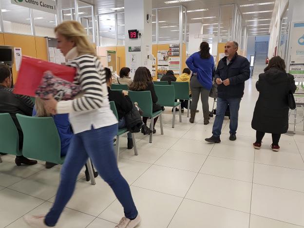 Usuarios esperando en una oficina del Sexpe en Cáceres. :: lorenzo cordero