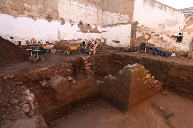 Restos arqueológicos aparecidos durante las excavaciones en un solar de la calle Hernán Cortés. :: brígido