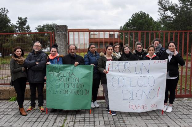 Protesta de los padres del colegio Cerro de Reyes para que se reforme el centro. :: hoy