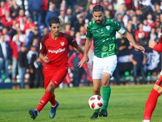 Pajuelo controla el balón ante Nolito en el partido de ida. :: J. M. Romero